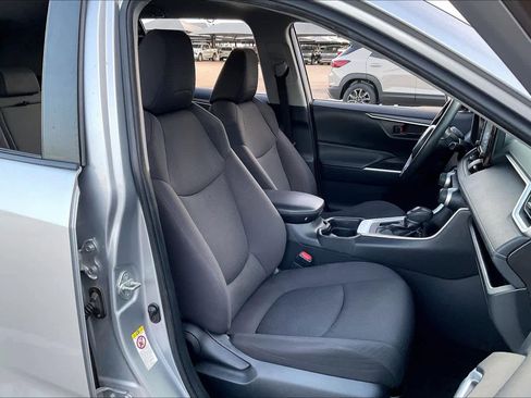Used 2019 Toyota RAV4 LE image 10