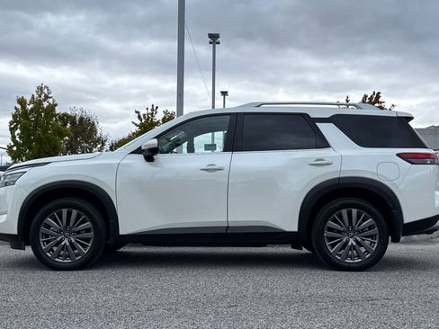 Used 2024 Nissan Pathfinder SL w/ SL Premium Package image 2