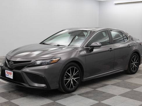 Used 2023 Toyota Camry SE w/ Cold Weather Package image 7