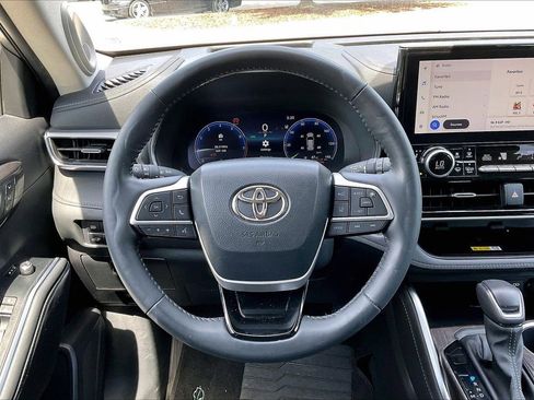 Used 2023 Toyota Highlander Platinum FWD image 10
