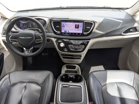 Used 2022 Chrysler Pacifica Touring-L image 14