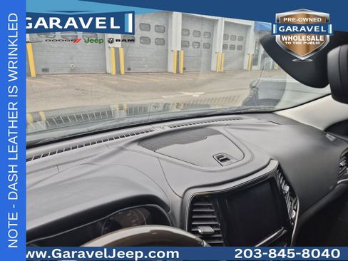 Used 2019 Jeep Cherokee Overland AWD/4WD image 7