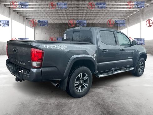 Used 2017 Toyota Tacoma TRD Sport w/ Tow Package (A/T) image 5
