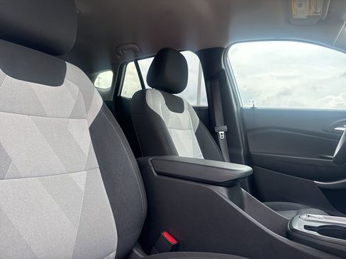 Used 2025 Chevrolet Trax LS image 28