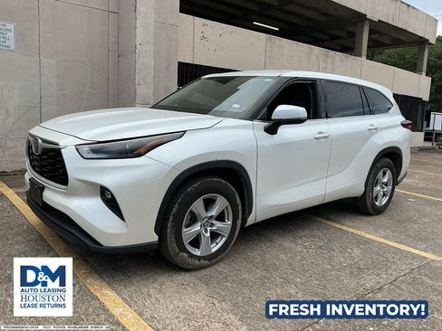 Used 2022 Toyota Highlander LE FWD image 2