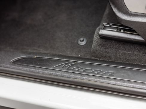 Certified 2023 Porsche Macan AWD/4WD image 19
