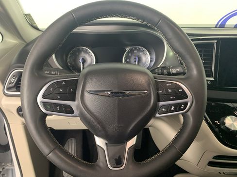 Used 2023 Chrysler Pacifica Touring-L image 22