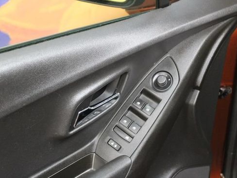 Used 2019 Chevrolet Trax LT w/ LT Convenience Package FWD image 13