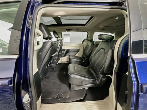 Used 2017 Chrysler Pacifica Limited FWD image 30