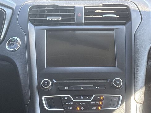 Used 2018 Ford Fusion SE w/ Equipment Group 201A FWD image 29