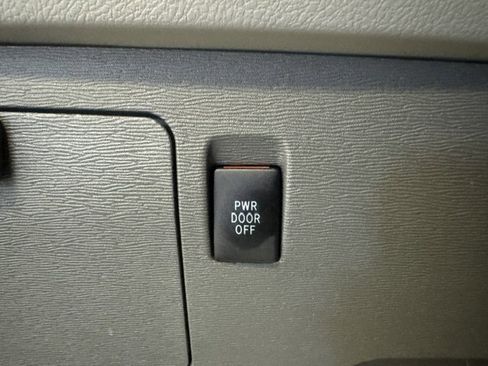 Used 2018 Toyota Sienna LE w/ Carpet Mat Package image 26