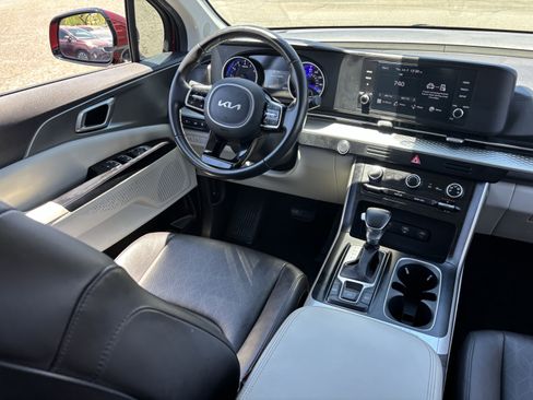 Certified 2024 Kia Carnival LX FWD image 12
