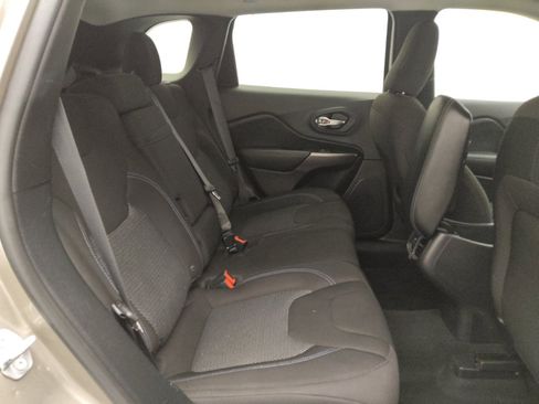Used 2019 Jeep Cherokee Latitude w/ Popular Appearance Group FWD image 19