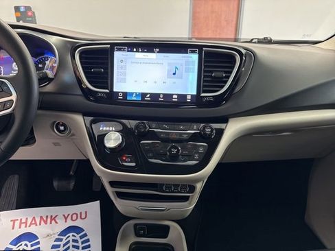 Used 2024 Chrysler Pacifica Touring-L image 30