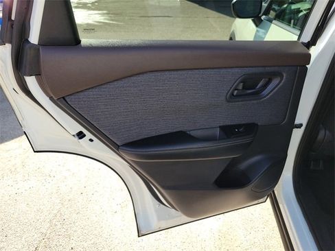 Used 2021 Nissan Rogue S image 27