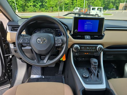 Certified 2024 Toyota RAV4 LE AWD/4WD image 17