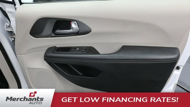 Used 2024 Chrysler Pacifica Touring-L FWD image 10