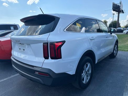 Used 2023 Kia Sorento LX FWD image 4