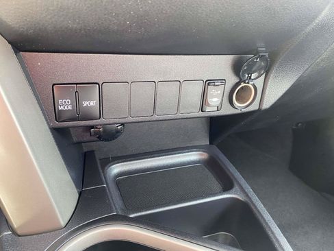 Used 2018 Toyota RAV4 XLE FWD image 27