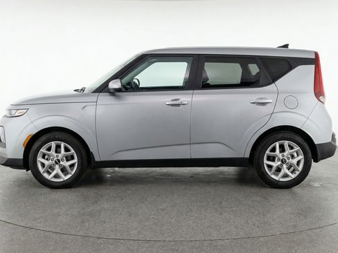 Used 2025 Kia Soul LX w/ LX Technology Package image 5