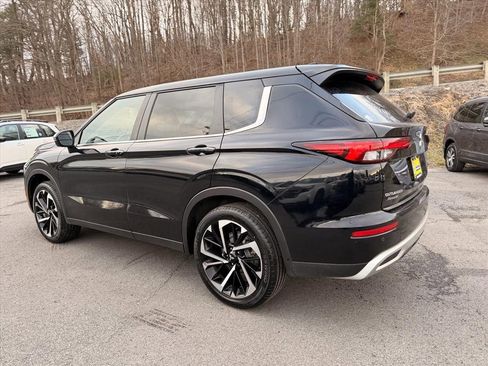 Used 2023 Mitsubishi Outlander SE image 4