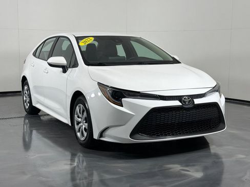 Used 2022 Toyota Corolla LE FWD image 3