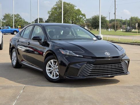 Used 2025 Toyota Camry LE w/ Convenience Package FWD image 2