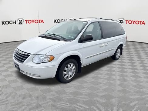 Used 2005 Chrysler Town & Country Touring image 3