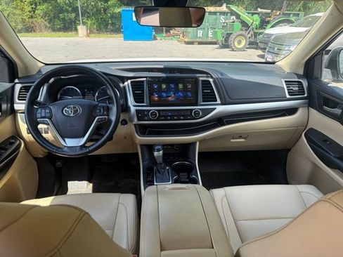 Used 2019 Toyota Highlander XLE AWD/4WD image 3