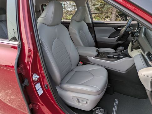 Used 2021 Toyota Highlander XLE image 26