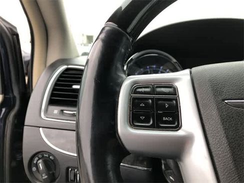 Used 2014 Chrysler Town & Country Limited w/ Luxury Group image 20