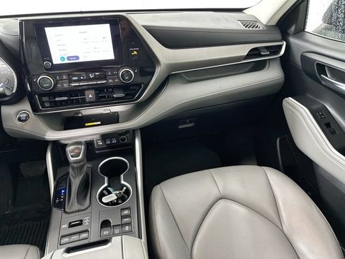 Used 2023 Toyota Highlander XLE AWD/4WD image 25