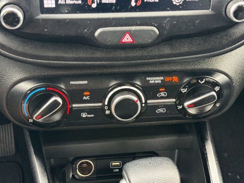 Used 2025 Kia Soul LX w/ LX Technology Package FWD image 19