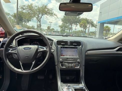 Used 2019 Ford Fusion SE w/ Equipment Group 151A FWD image 11
