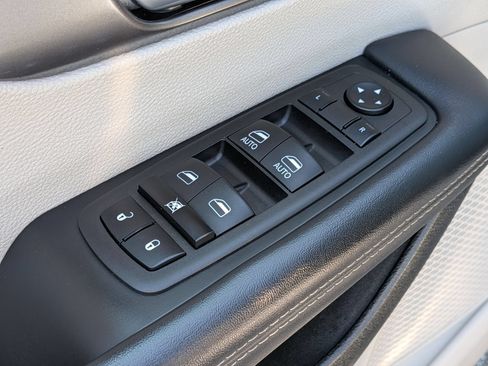 Used 2023 Chrysler Pacifica Touring-L FWD image 13