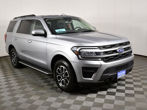 Used 2023 Ford Expedition XLT AWD/4WD image 3