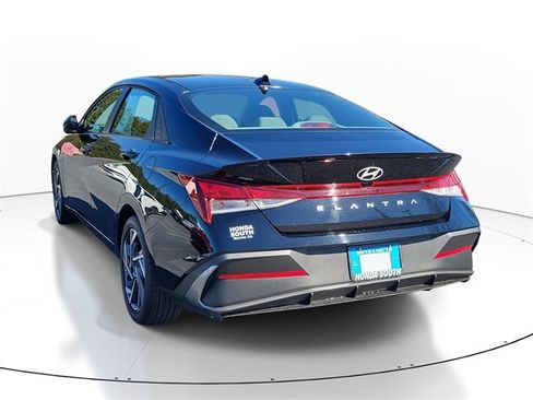 Used 2025 Hyundai Elantra Sport image 4