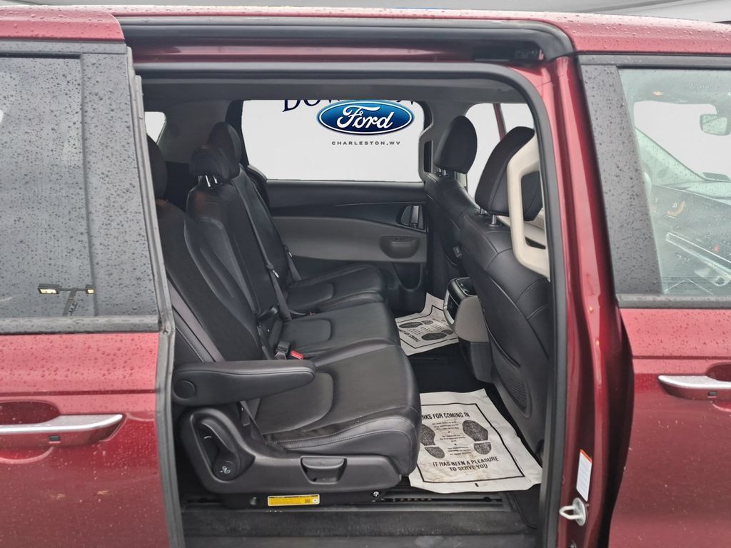 Used 2025 Kia Carnival FWD image 26
