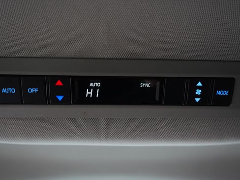 Used 2024 Toyota Sienna LE image 19