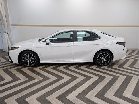 Used 2021 Toyota Camry SE w/ Cold Weather Package AWD/4WD image 3