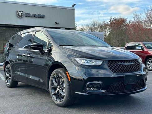 New 2026 Chrysler Pacifica Select w/ S Appearance Package image 8