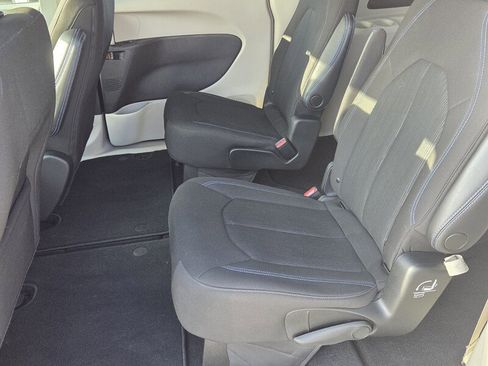 Used 2021 Chrysler Pacifica Touring image 10