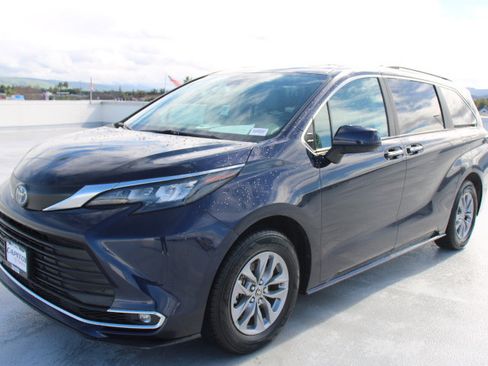 Certified 2024 Toyota Sienna XLE image 6