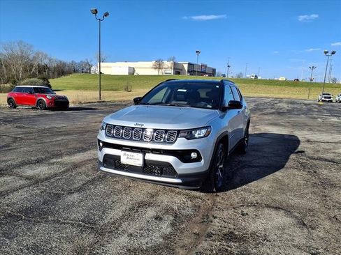 Used 2025 Jeep Compass Limited image 38