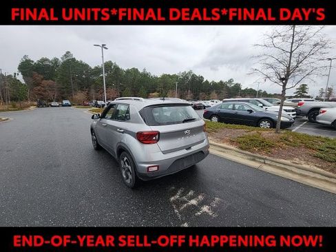 Used 2024 Hyundai Venue SEL image 10