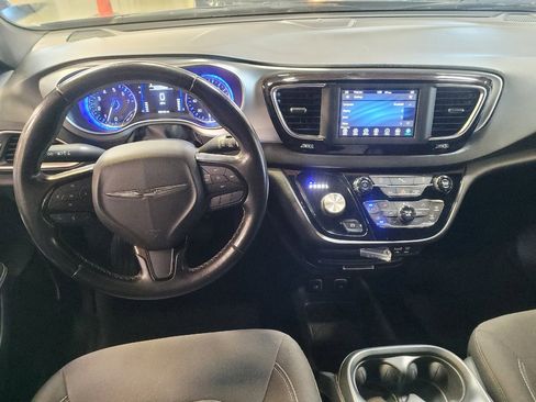 Used 2020 Chrysler Pacifica Touring w/ S Appearance Package FWD image 22