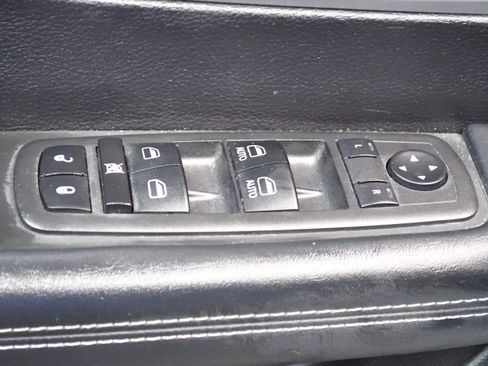 Used 2023 Chrysler Pacifica Touring FWD image 16