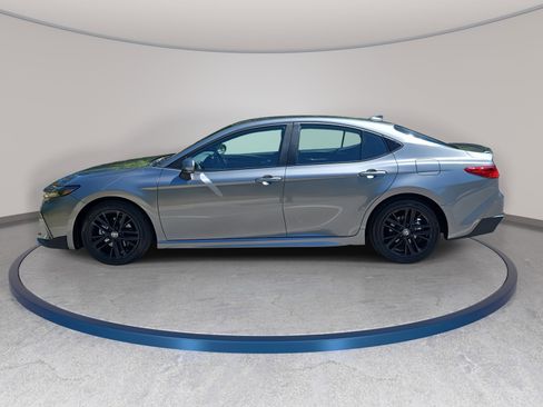 Used 2025 Toyota Camry SE FWD image 8