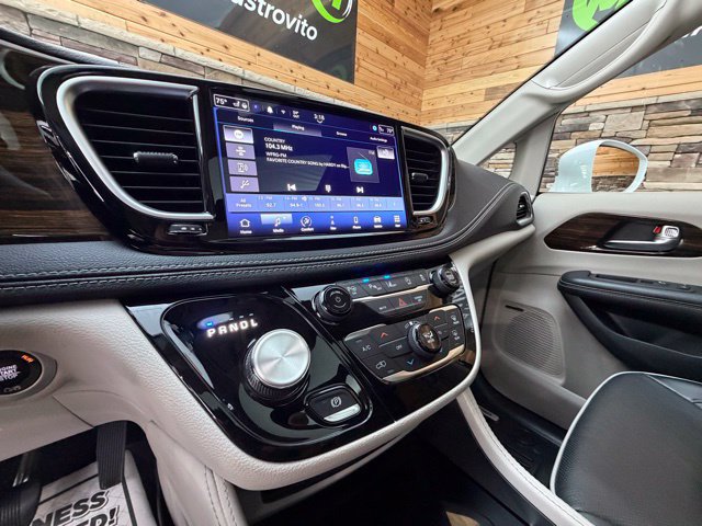 Used 2022 Chrysler Pacifica Limited FWD image 18
