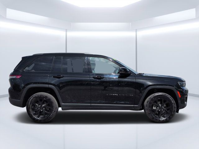 Used 2024 Jeep Grand Cherokee Altitude AWD/4WD image 2